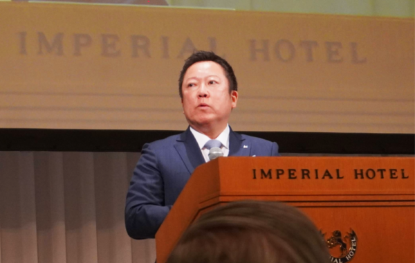  感謝の言葉を述べる藤田社長