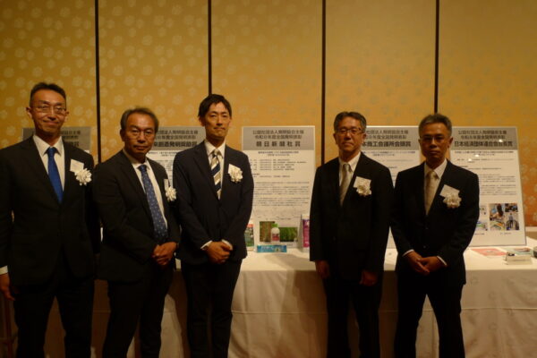  朝日新聞社賞を受賞した（右から）玉田、佐伯、中屋、北、矢野の各氏