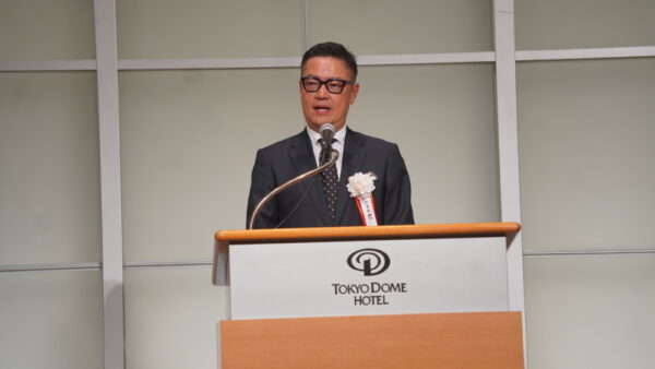  名称変更などを説明する巴理事長
