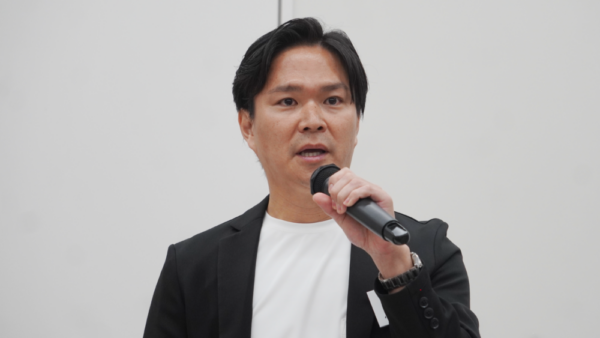  続投が決まった小立会長