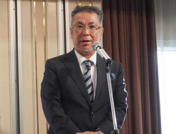  懇親会の席上であいさつする橋元理事長