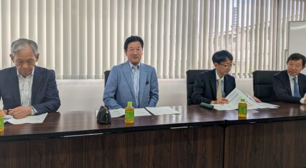  決算会見で右から吉羽、佐藤、野間、平井の各氏