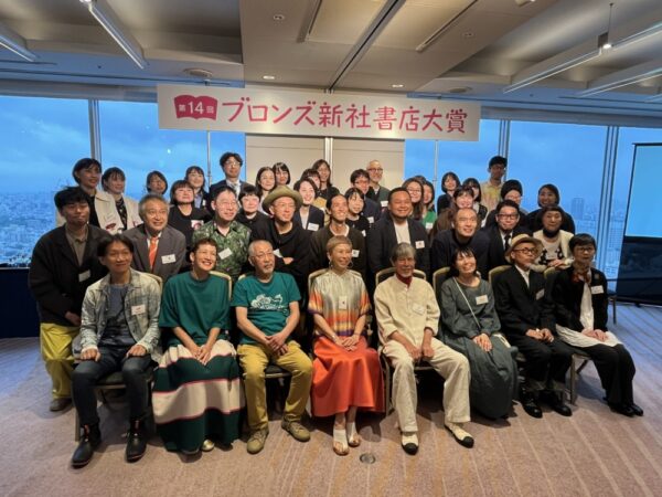  著者と受賞者による記念撮影