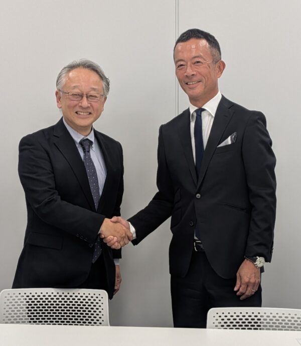  山本新理事長（右）と小野寺前理事長