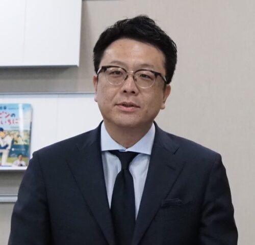  決算について説明する富樫社長