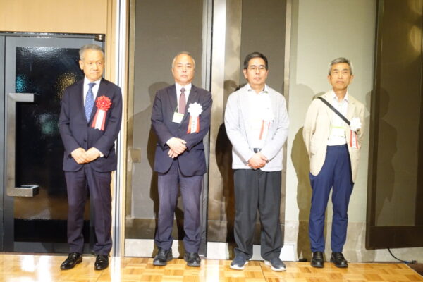  左から来賓として出席した京都トーハン会・大垣守弘代表世話人（大垣書店）、3トーハン会総会を同日開催した阪奈トーハン会・林田会長、和歌山トーハン会・宇治会長、兵庫トーハン会・森会長