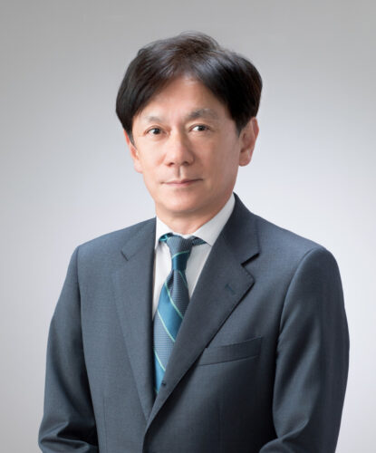  安斎康史（あんざい・やすし）氏　1964年生まれ。87年同志社大学文学部卒業後、福島民報社入社。いわき支社報道部、編集局社会部、田村支局長、編集局報道部、編集局社会部副部長、編集局報道部副部長、郡山本社報道部長、郡山本社報道部長兼浪江支局長、2014年編集局報道部長。17年会津若松支社長（次長待遇）、18年同（局長待遇）などを経て20年編集局長就任。 　22年取締役編集局長　論説・地域づくり・印刷担当、23年同編集局長　論説・地域づくり・システムグラフィック・印刷担当、24年4月同編集・論説・地域づくり・システムグラフィック・印刷担当、同年6月常務取締役　DX推進本部長、編集・論説・地域づくり・システムグラフィック・デジタルメディア・印刷担当