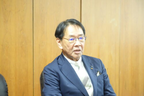  「情報が持つ重みをかみしめてほしい」と岡畠氏（中国新聞社本社にて）
