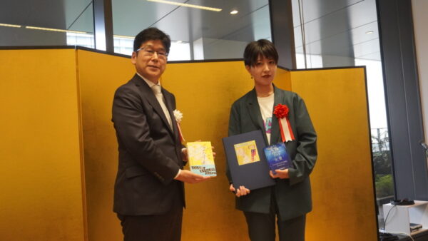  左から未来屋書店・平川雅隆社長、大賞を受賞した実石氏
