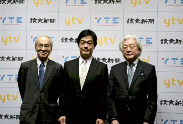  発表会に登壇した（右から）東京本社の安部副社長、YTEの梅田社長、読売テレビ放送の松田社長