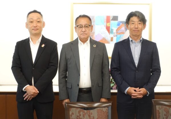  小西理事長を中央に山田副理事長（右）と吉岡専務理事