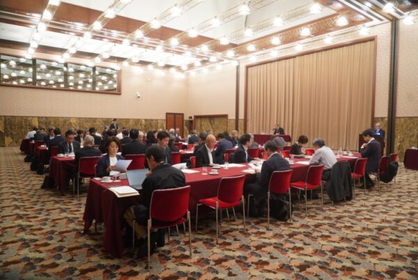  プレスセンターホールで行われた総会の様子