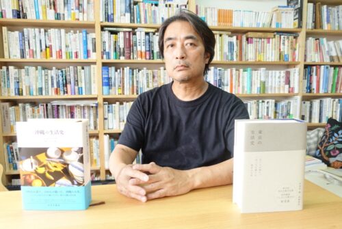  きし・まさひこ氏1967年生まれ。社会学者・作家。京都大学大学院文学研究科教授。専門は沖縄、生活史、社会調査方法論。編著『東京の生活史』で「紀伊國屋じんぶん大賞2022」、「第76回毎日出版文化賞」、柴崎友香氏との共著『大阪』（河出書房新社）は「第12回大阪ほんま本大賞特別賞」を受賞。