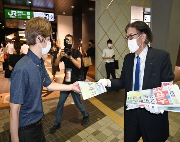  東京・有楽町街頭で大谷特別号外を配布する筆者