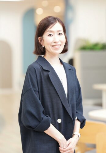  ながの・ようこ氏　2003年日経ホーム出版社（08年に日経BPと統合）入社。『日経ウーマン』『日経ヘルス』など女性誌の編集に携わる。二度の育休を取得。『日経xwoman』を経て22年「日経BOOKプラス」副編集長、26年同編集長就任（撮影＝鈴木愛子）