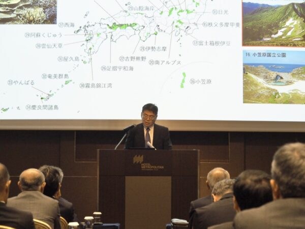  講演を行う環境省総合環境政策統括官の白石氏