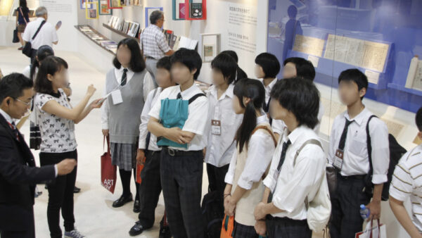  教師の引率でTIBF2013へ来場した都内高校生