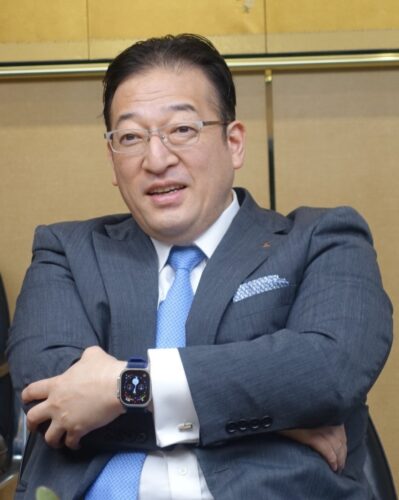  おかもと・いさお氏 1972年生まれ大阪府箕面市出身。98年関西大学大学院社会学研究科修士課程修了。同年凸版印刷入社。2001年ひかりのくに入社。幼稚園・保育園の学用品開発に携わる。西日本営業統括などを経て14年前社長死去に伴い現職就任
