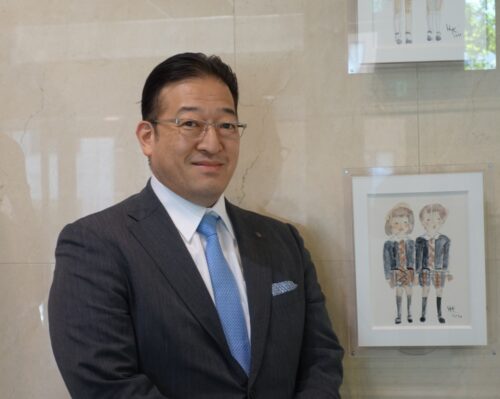  おかもと・いさお氏 1972年生まれ大阪府箕面市出身。98年関西大学大学院社会学研究科修士課程修了。同年凸版印刷入社。2001年ひかりのくに入社。幼稚園・保育園の学用品開発に携わる。西日本営業統括などを経て14年前社長死去に伴い現職就任