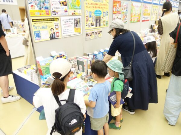  思い出の一冊を求めてにぎわう会場