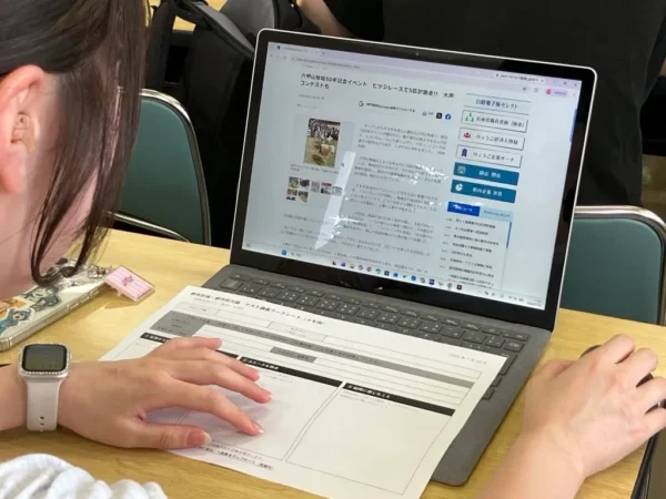  「神戸新聞NEXT」で記事を検索する学生