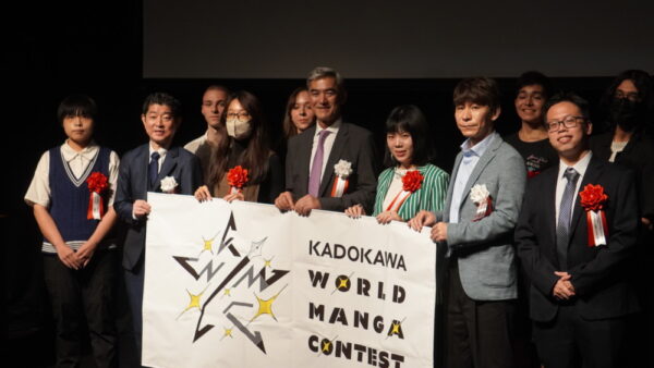  受賞者と執行役員の渡辺氏（左から2人目）、執行役CGOの泉水氏（中央）、海外マンガ編集部編集長の瀬川昇氏（右から4人目）