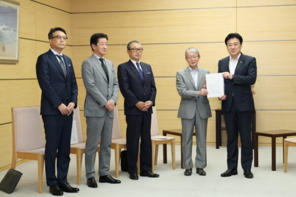  木原官房長官（右端）に要望書を手渡す新聞協会・山口理事と、左隣からJPIC・近藤敏貴理事長、雑協・野間理事長、取協・富樫建会長