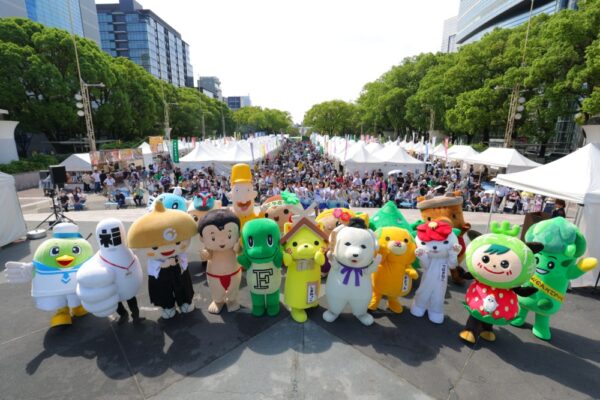  会場に集合した全国各地のゆるキャラたち