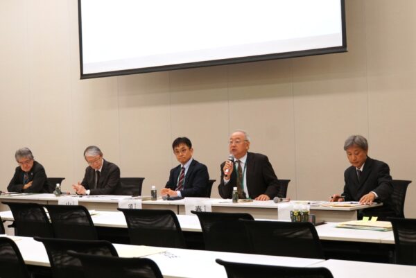  左からシンポジウムのコーディネーターを務める図書館と地域をむすぶ協議会の太田会長、パネリストの山口代表、東京都多摩市の須田副市長、愛知県書店商業組合の春井理事長、学校図書館問題研究会事務局の田村次長