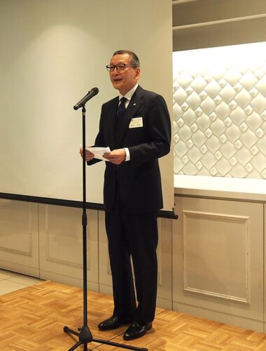  開会あいさつをする都並社長