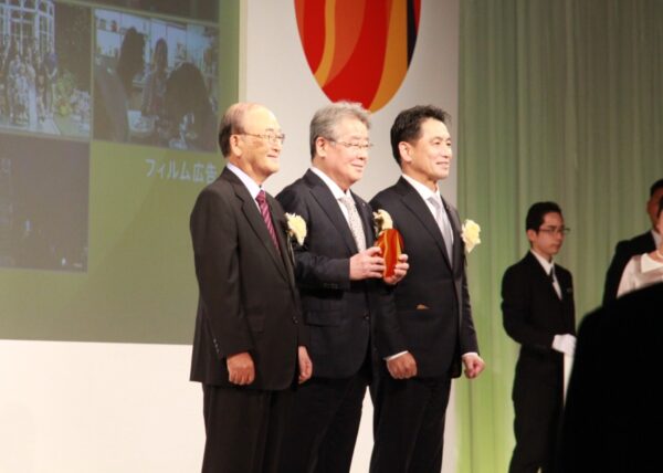  左から広告電通賞審議会の三村会長、総合賞を受賞した大塚製薬代表取締役社長の井上氏、電通代表取締役社長の松本氏