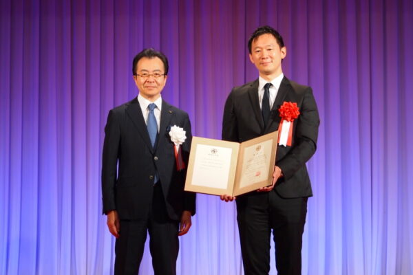  中村会長（左）とアニプレックス・金沢副本部長兼宣伝部部長