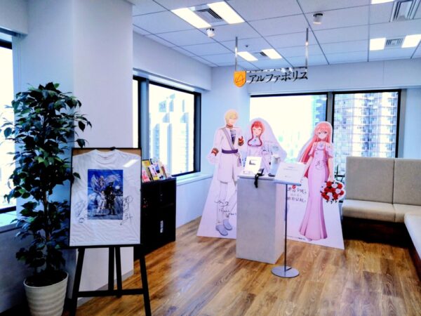  キャラクターパネルやサイン入りグッズが来訪者を迎えるエントランス
