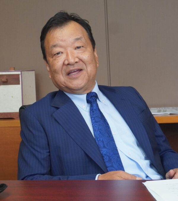  松尾倫男（まつお・のりお）氏　1955 年8月6日生まれ。島根県松江市出身。島根県立松江南高等学校卒、78年早稲田大学第一文学部社会学専攻卒。山陰中央新報社入社、編集局報道部長、同担当局長、事業局長を経て2010年取締役、12年常務取締役、14年代表取締役社長。山陰インド協会相談役、島根経済同友会代表幹事、島根県茶道連盟会長